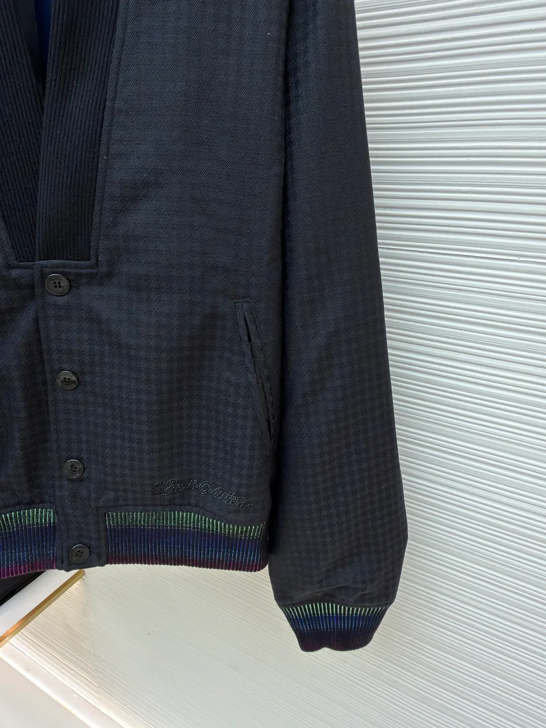 LOUIS VUITTON Sheep Wool Cardigan Tunic Jacket ●Original version: Purchased and developed for 22000 ●Item number: 1681142-C00 ●Fabric: wool blended fabric ●Technology: High-temperature rhinestone production ●Version: Fitted version ●Weight: about 735 grams ●Size: 48-50-52-54 ●Description: 22,000 purchased and developed, 50-count wool blended jacquard fabric, gradient flat machine rib, rayon lining, positioning cutting bed, high-temperature hot drilling, customized 1:1 buttons, customized 1:1 chain, customized 1:1 trademark. The overall wiring is straight and delicate, the fabric is comfortable and soft, and the color is consistent without color difference. It can be matched with the same style to create a fashionable look and control various occasions. Customized accessories, complete with three standards, same style for men and women!